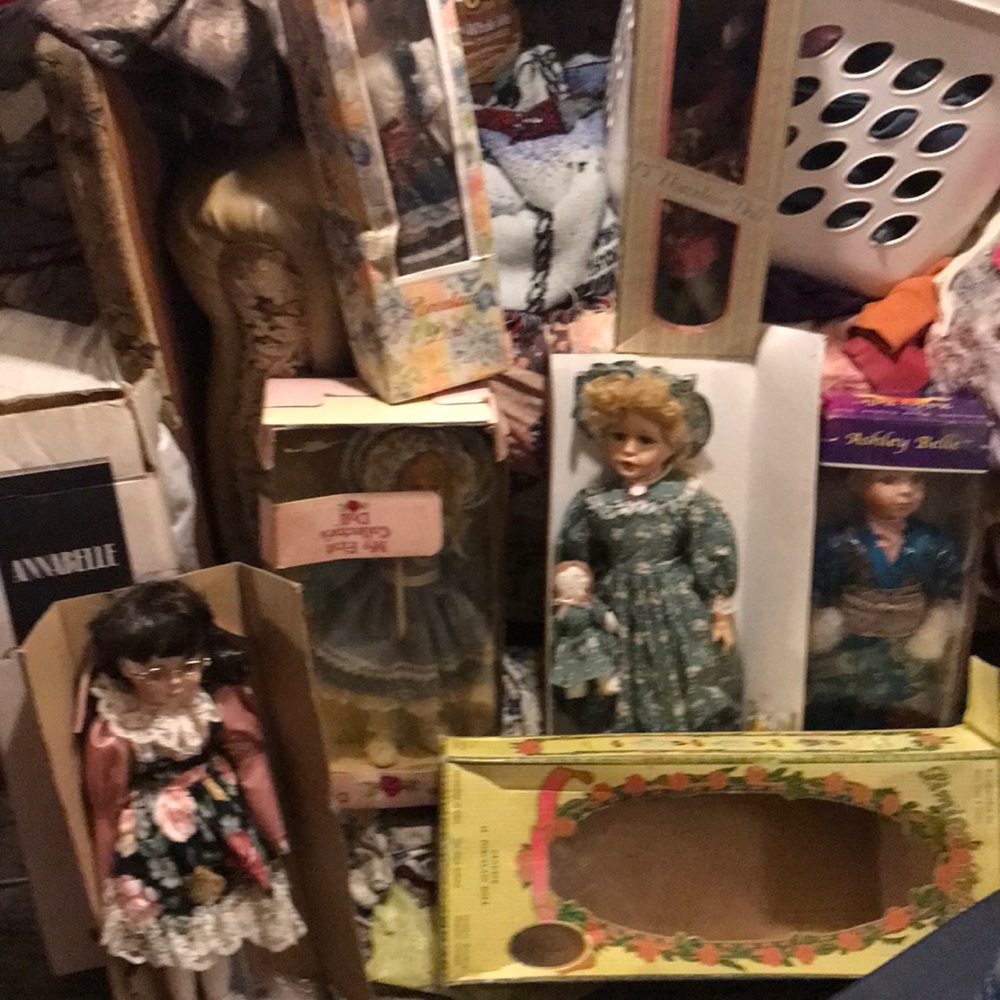 Collectors series porcelain dolls like new condition 6 dolls total